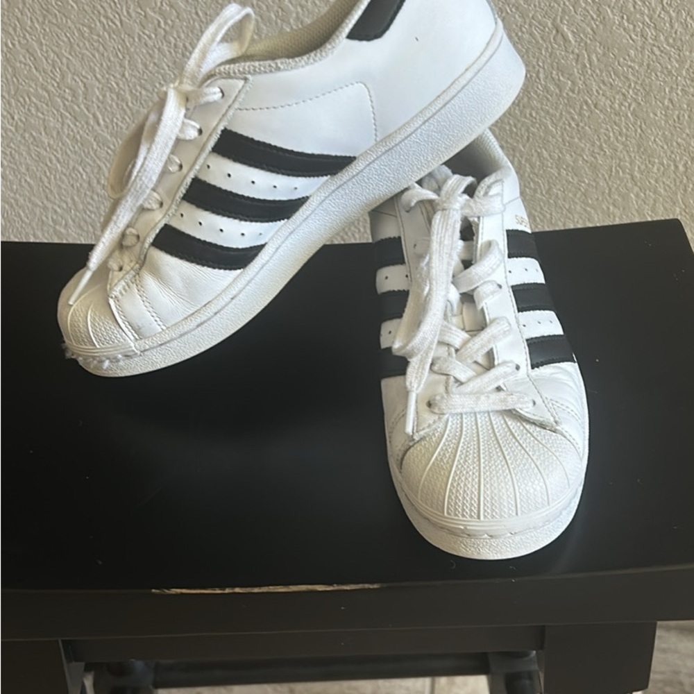 Adidas mens 7 Classic White and Black Sneakers
